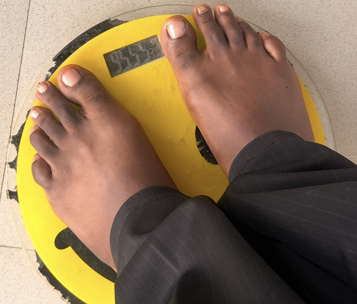 Saint_YAB's tweet photo. i lost 3.6 kg in 25 days!! 😫❤️

i don’t know who needs to hear this but 

there’s no limit to what you can achieve, you just need to do the work 

Day 1                                                  Day 25 https://t.co/BmXxvqwngV