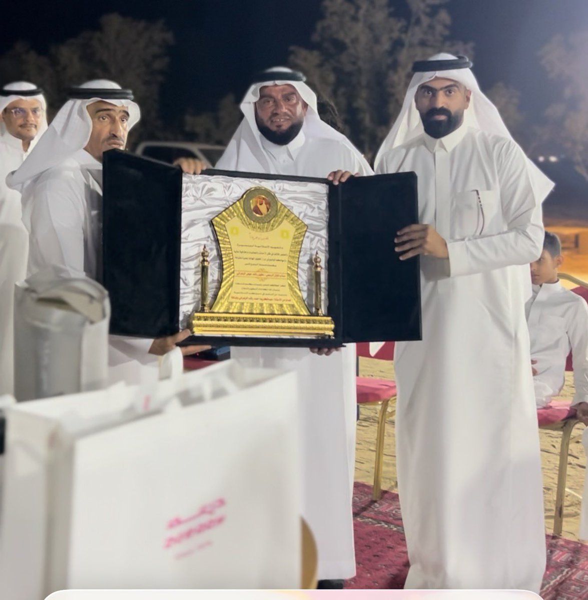 cov_ageel's tweet photo. تكريم الإعلامي عقيل بن راشد الزهراني في ليلة وفاء وعطاء

_ناوان _السناب الإخباري 

في ليلةٍ تجلّت فيها معاني الوفاء والعطاء، واحتفاءً بعطائه المميز وإسهاماته البارزة في المجال الإعلامي وخدمة المجتمع، كرّم عددٌ من المحبين والأصدقاء الإعلامي الأستاذ عقيل بن راشد الزهراني، وذلك مساء اليوم الجمعة الموافق 22-10-1447هـ.

ويأتي هذا التكريم تقديرًا لما قدّمه من جهود إعلامية ومبادرات مجتمعية كان لها الأثر الإيجابي في إبراز المشهد المحلي وتعزيز روح المسؤولية المجتمعية، وسط أجواء سادتها المحبة والتقدير.

من جانبه، عبّر الزهراني عن بالغ شكره وامتنانه لكل من بادر بهذا التكريم، مؤكدًا أن هذا التقدير يُعد دافعًا لمواصلة العطاء وخدمة المجتمع بكل إخلاص.