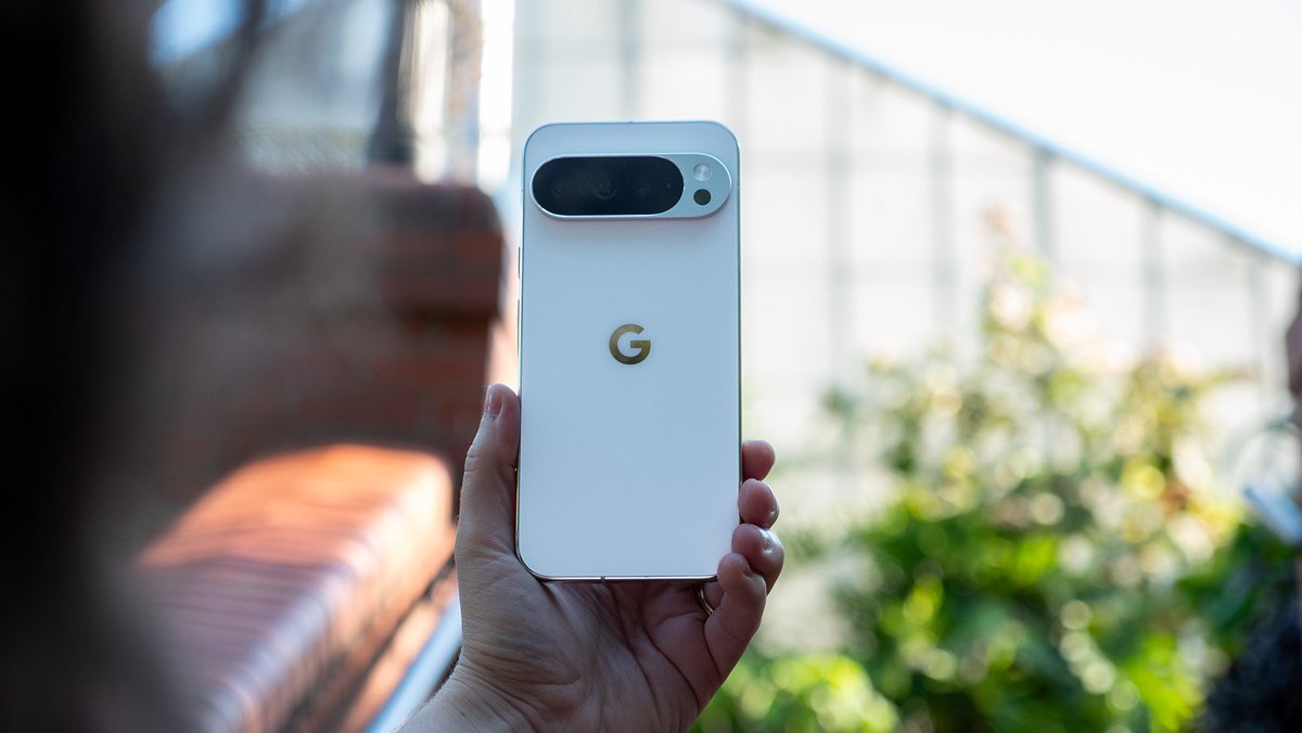 androidcentral's tweet image. "Tap to Share" contact details? This leak says Google's working on it for Android, and its UI could shape up like this #Google

Full story in the comments