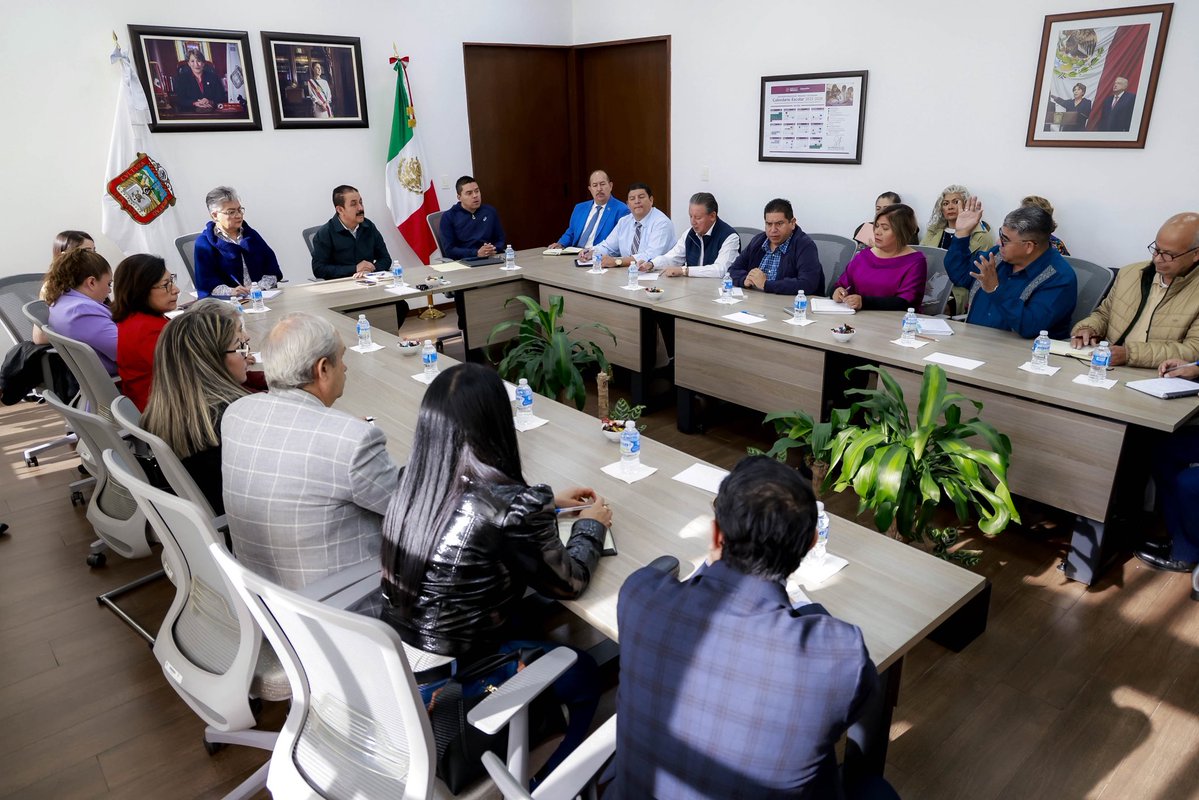 SeducEdoMex's tweet image. 🤝 Esta mañana, el Secretario Miguel Ángel Hernández Espejel dio seguimiento a la agenda de la @SEB_Edomex. 📔

A través de la coordinación institucional, seguimos sumando esfuerzos por un sistema educativo transformador y con sentido humano. 📚 

#ElPoderDeLaEducación