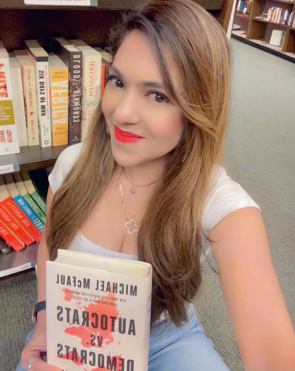 MarcelaBodart's tweet image. Last days of Spring Break at 
@BNBuzz ‼️📖🌸
Book of the day: Autocrats vs. Democrats – Professor @McFaul
A fascinating look at China, Russia, America &amp;amp; the New Global Disorder in today’s world. 🌐
Purchase secured to keep reading during these final vacation days!!✨
#SpringBreak