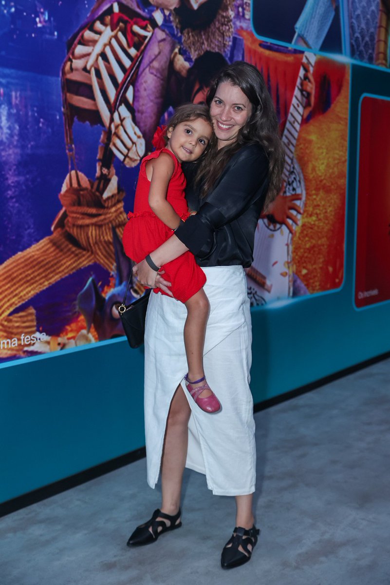 📸 Nathalia Dill esteve ontem na Exposição "Mundo Pixar" no Barra Shopping no Rio. A atriz estava acompanhada do marido e da filha Eva de 5 anos ❤️