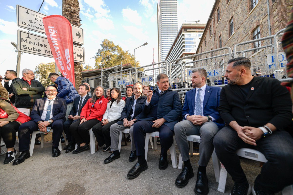 drcemiltugay's tweet photo. Meslek Fabrikası nöbetimizin 5'inci günündeyiz.

Bir devlet kurumunun başka bir devlet kurumuna yapması asla reva görülmeyecek, Türkiye tarihinde ilk defa gerçekleşmiş bir durumla karşı karşıyayız.

Biz Meslek Fabrikamızdan para kazanmıyorduk; yurttaşlarımıza kurslar vererek meslek edinmelerini sağlıyorduk. Bu yüzden mahkeme sonuçlanana kadar burada hizmet vermemize engel olunmasını kabul etmiyoruz.

Atamızın mirasına, İzmir'in hakkına sahip çıkan tüm yurttaşlarımıza teşekkürü borç biliyorum.