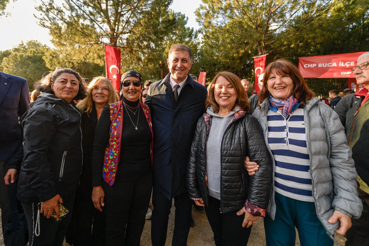 drcemiltugay's tweet photo. Meslek Fabrikası nöbetimizin 5'inci günündeyiz.

Bir devlet kurumunun başka bir devlet kurumuna yapması asla reva görülmeyecek, Türkiye tarihinde ilk defa gerçekleşmiş bir durumla karşı karşıyayız.

Biz Meslek Fabrikamızdan para kazanmıyorduk; yurttaşlarımıza kurslar vererek meslek edinmelerini sağlıyorduk. Bu yüzden mahkeme sonuçlanana kadar burada hizmet vermemize engel olunmasını kabul etmiyoruz.

Atamızın mirasına, İzmir'in hakkına sahip çıkan tüm yurttaşlarımıza teşekkürü borç biliyorum.