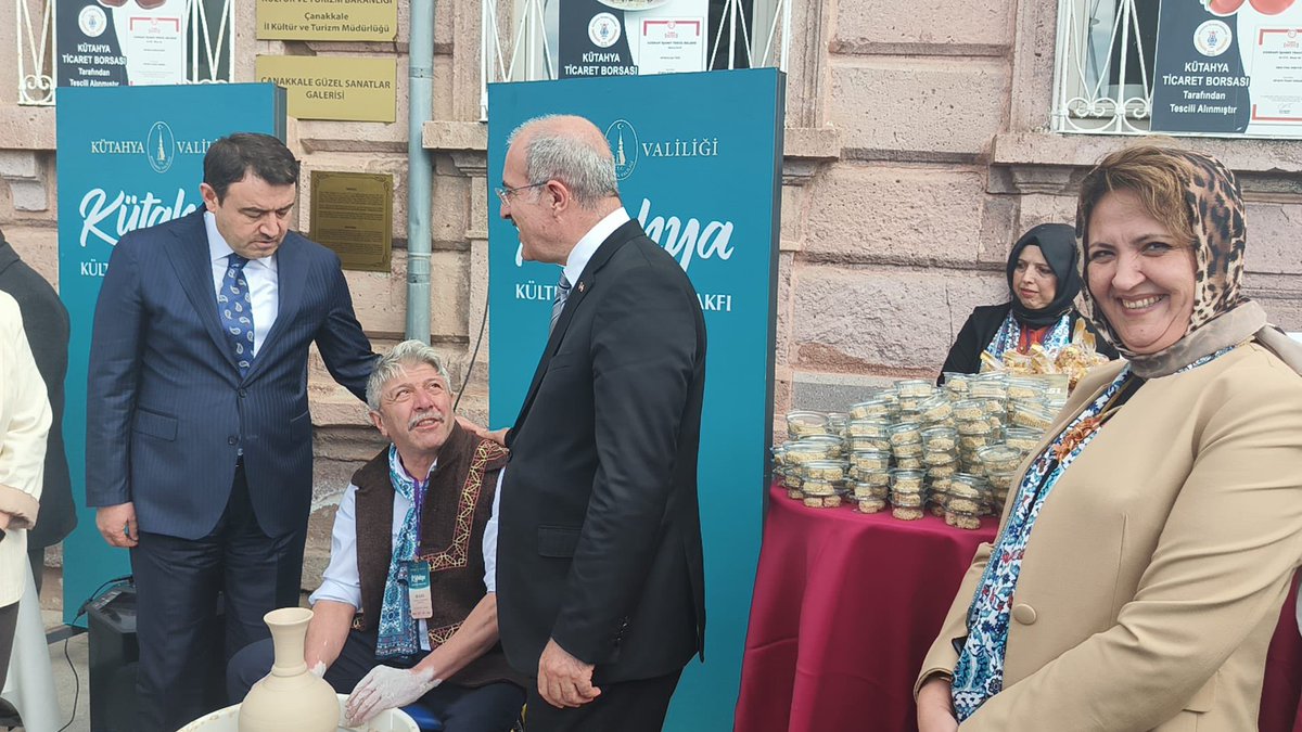 Enstitümüzün de dahil olduğu eserlerimizin ve atölye çalışmalarımızın yer aldığı “Kütahya Sergisi”, Çanakkale’de, Çanakkale İl Kültür ve Turizm Müdürlüğü Sergi Salonu’ndaValimiz Musa Işın’ın katılımıyla açıldı
<a href="/tcmeb/">Millî Eğitim Bakanlığı</a> <a href="/CelileErenOKTEN/">Celile Eren ÖKTEN</a> <a href="/mebhbogm/">MEB Hayat Boyu Öğrenme Genel Müdürlüğü</a> <a href="/cengizmete/">Cengiz Mete</a> <a href="/N_Alpural/">Nazan Suna ALPURAL</a> <a href="/kutahyamem/">Kütahya İl Millî Eğitim Müdürlüğü</a>