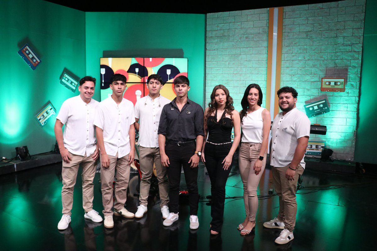 Eso que energía para arrancar #KaruShow con el grupo "Compás Musical" 🎶🎶
Bienvenidos al show 🫰🏻👏🏻