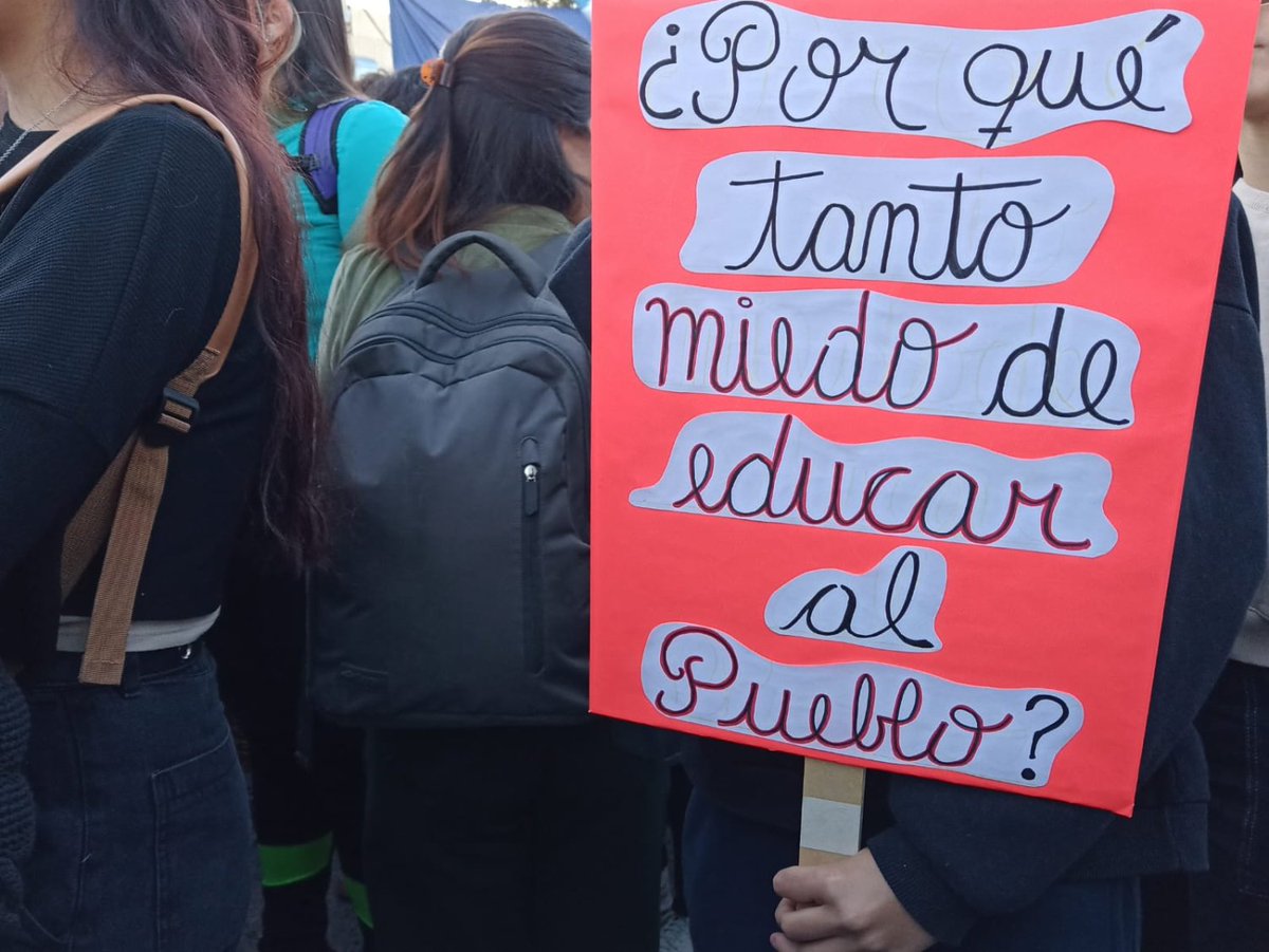 Este domingo en Visión País, analizamos la crisis educativa con un invitado que conoce el sistema desde adentro: el Prof. Dr. Victor Ríos Ojeda, Rector de la UNP y exministro de Educ.
Tema: "La educación en Paraguay: ¿estamos cada vez peor?"
¡Te esperamos por NPY a las 20:00 hs.!
