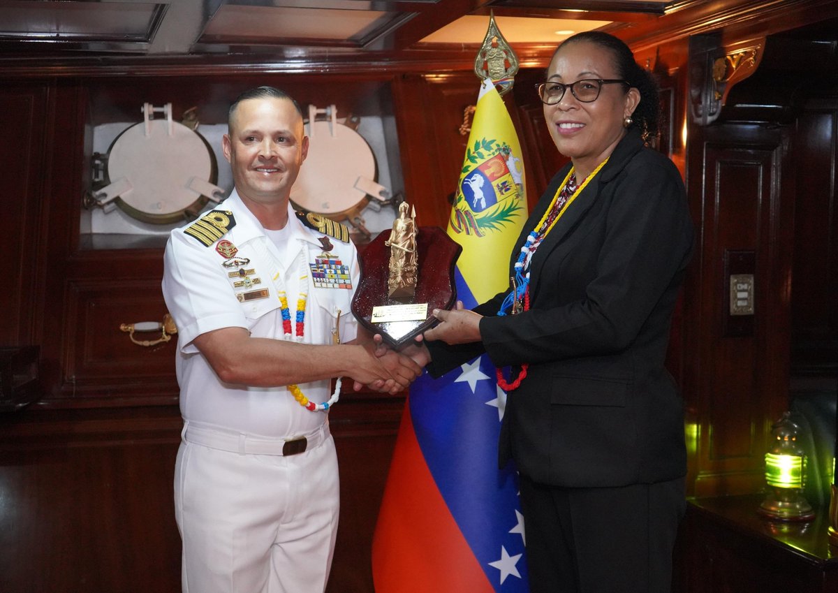 Cancilleria_ve's tweet image. 📰#Noticia | Pueblo de Dominica recibió con alegría al Buque Escuela Simón Bolívar

El “Embajador sin fronteras” de la Armada Nacional Bolivariana fue visitado por las altas autoridades gubernamentales de Dominica.

mppre.gob.ve/publicacion/70…