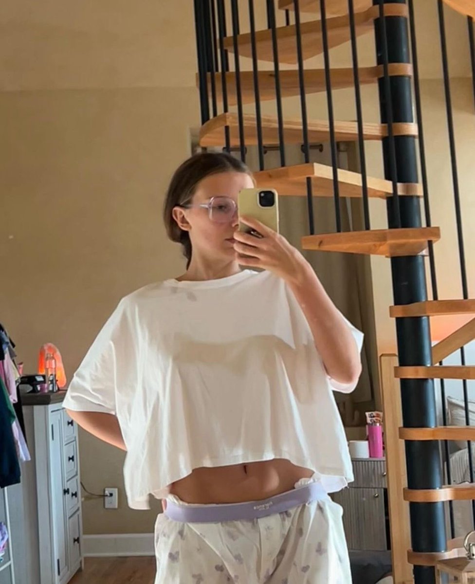 milliehourly's tweet photo. #milliebobbybrown https://t.co/IH5inUCNTB
