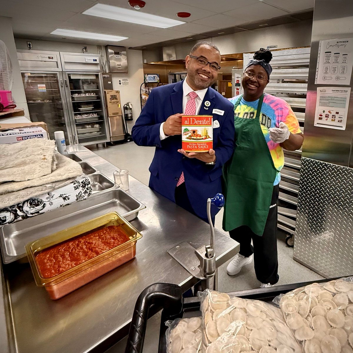 USDA_FNA's tweet photo. Nothing beats the smell of fresh bread — especially when made with Kansas‑grown grains! Deputy Under Secretary Penn kicked off Thursday with #SchoolBreakfast at Hillcrest Elementary and stopped by Community Connections at Pinckney for their local baked goods. https://t.co/VZz9eotPpo