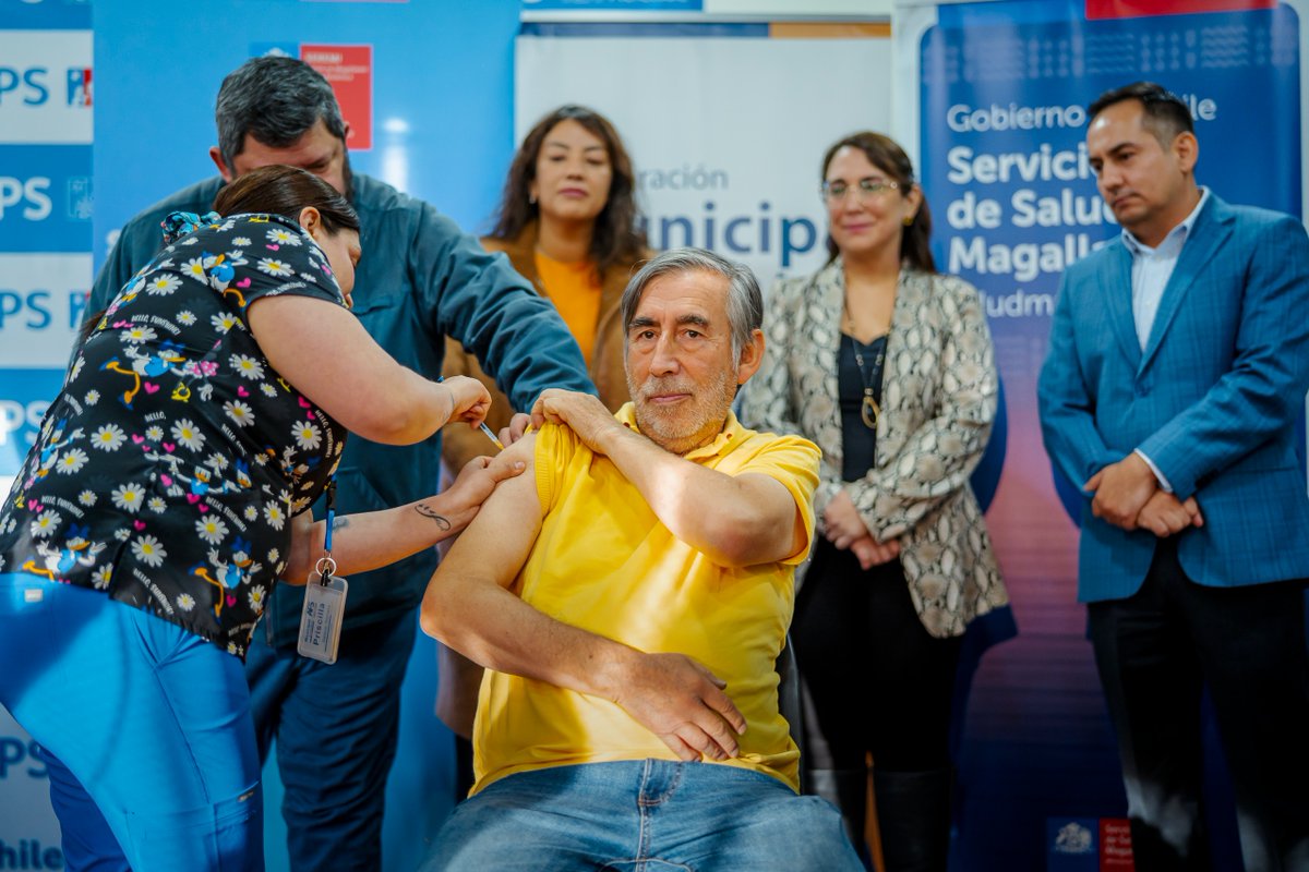 SeremiSalud_XII's tweet photo. Autoridades participaron en operativo extramural en IPS–ChileAtiende Punta Arenas para acercar la vacunación a la comunidad y reforzar la protección frente a virus respiratorios.
📍 Vacunarse es seguro, gratuito y clave para prevenir enfermedades graves. #MagallanesSeVacuna https://t.co/gqLebwqk1c