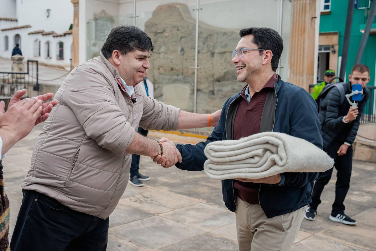 carlosecaicedo's tweet photo. Seguimos de la mano con la juventud por Colombia. El turno fue para #Tunja, donde invitamos a todos los jóvenes a conocer nuestra propuesta #TePagamosPorEstudiar y a dialogar para construir juntos nuevas oportunidades para nuestro país. 

De la mano con nuestra fórmula @Nelsonalarcon74, compartimos una jornada cercana con los jóvenes, quienes nos expresaron la necesidad de mayor cobertura en educación superior y garantías reales para no abandonar sus sueños.