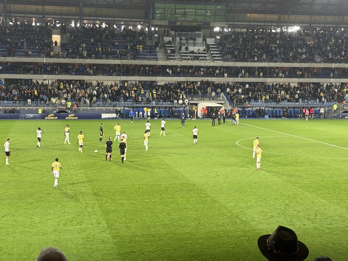 On va rien dire sur l’arbitrage catastrophique. 
Est-ce que je vous ai déjà parlé de Julien Masson le Goat ? qui marque le 2eme but pour l’égalisation