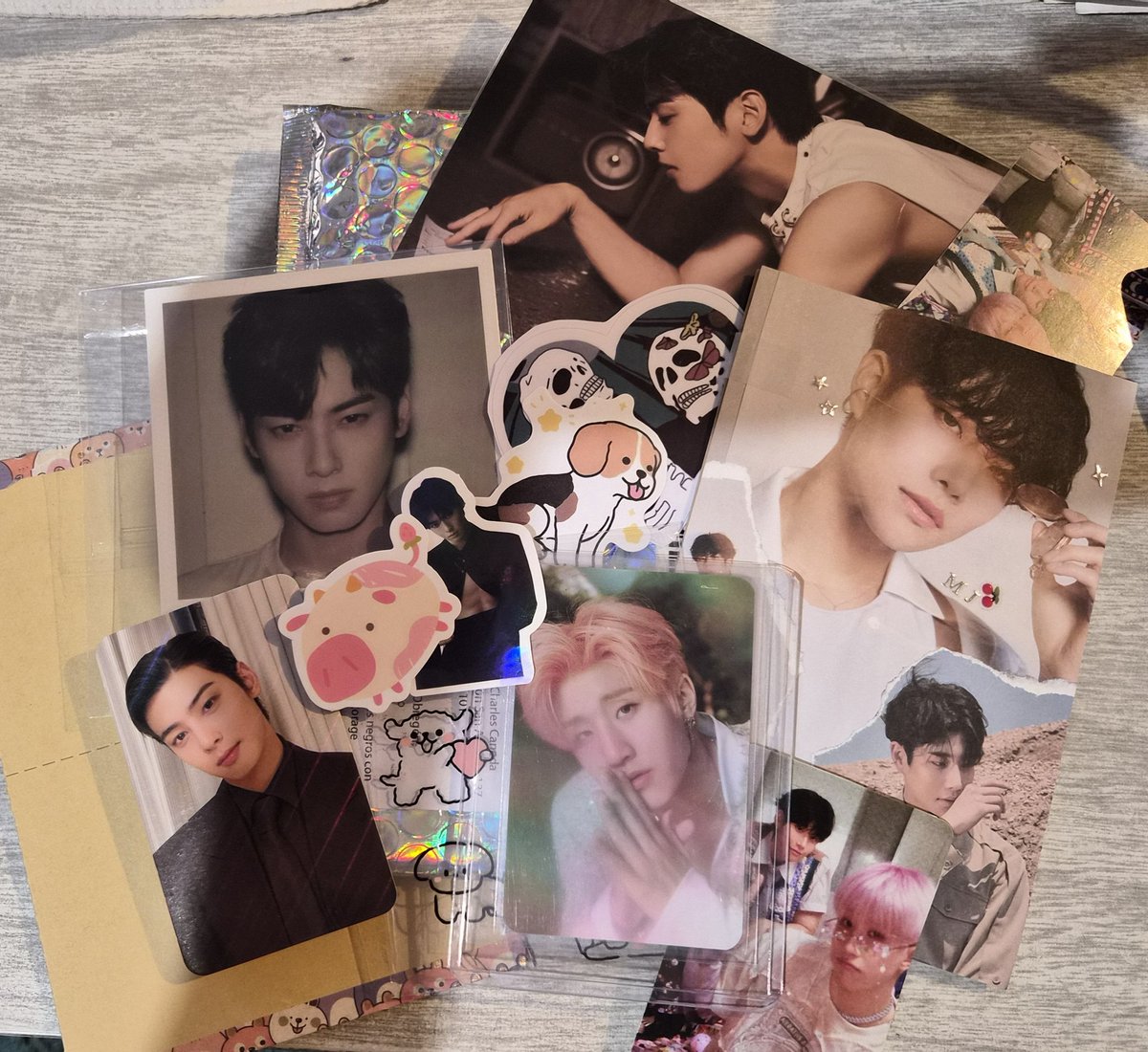 NATALIACITLA's tweet photo. Gracias,  gracias @alee_maac !!!! 
No duden en comprarle cositas de Astro, todo llega bien y tiername empaquetado!!
Todo esta hermoso!!! 💜💜💜💜💜💜

#astro // #아스트로 https://t.co/U4u6AlECAa