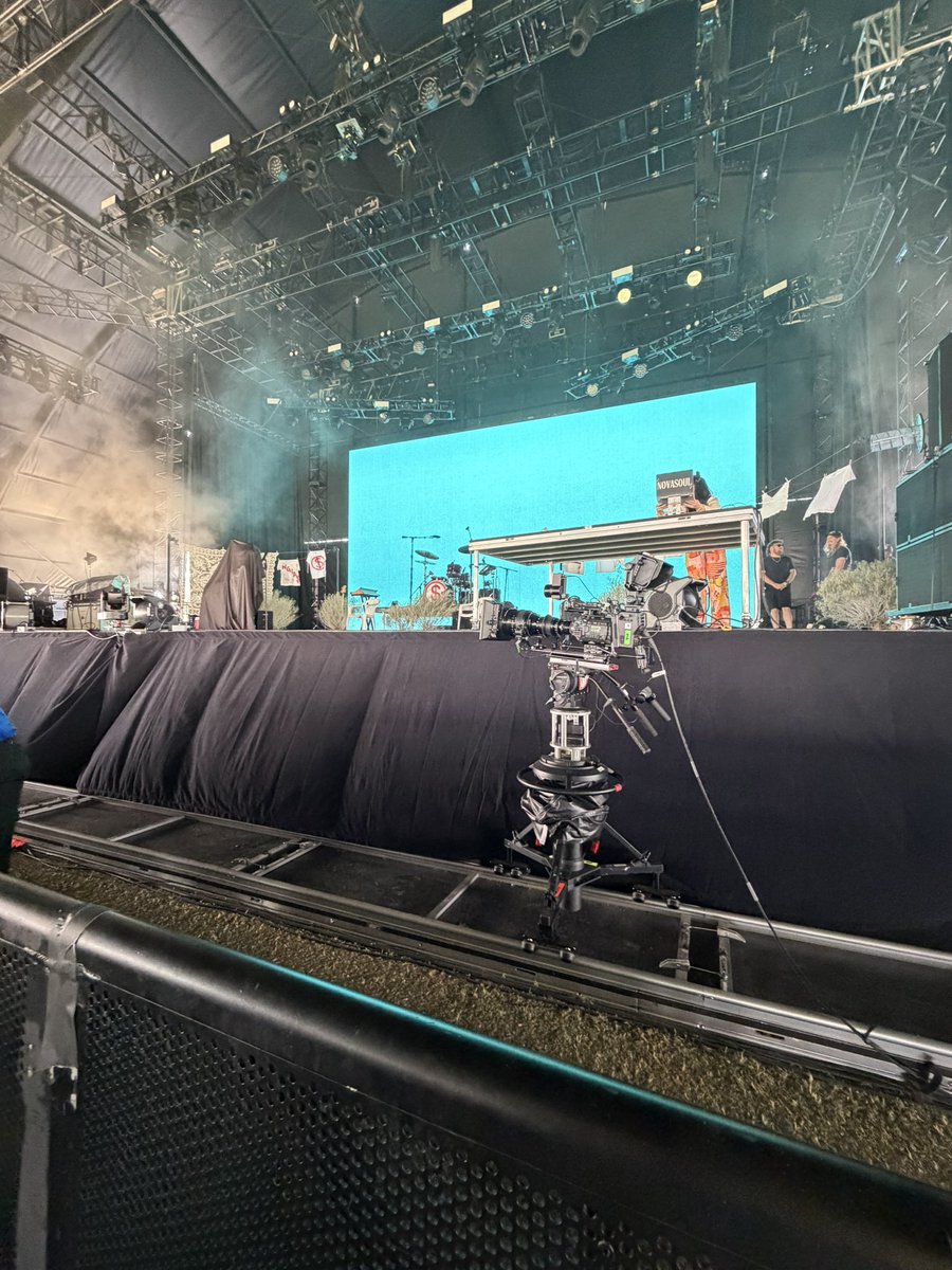 18taemaikey23's tweet image. now at molave stage! fml barricade for BINI i need to be at the same spot for TAEMIN 😂😭

#MOJAVE 
#태민  
#TAEMIN
#泰民 #テミン 
#COACHELLA
#TAEMCHELLA