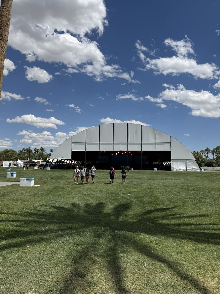 18taemaikey23's tweet image. now at molave stage! fml barricade for BINI i need to be at the same spot for TAEMIN 😂😭

#MOJAVE 
#태민  
#TAEMIN
#泰民 #テミン 
#COACHELLA
#TAEMCHELLA