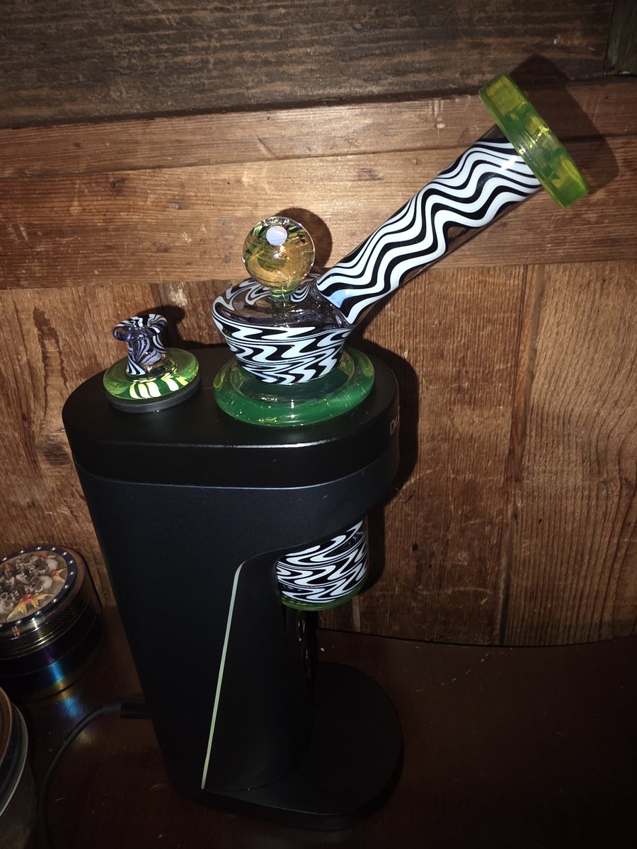 Xxjake_n_bakexx's tweet image. Photos dont do this justice @nightwlf_ custom made this for my @DrDabber switch 2 

#DrDabber #switch2 #cannabis