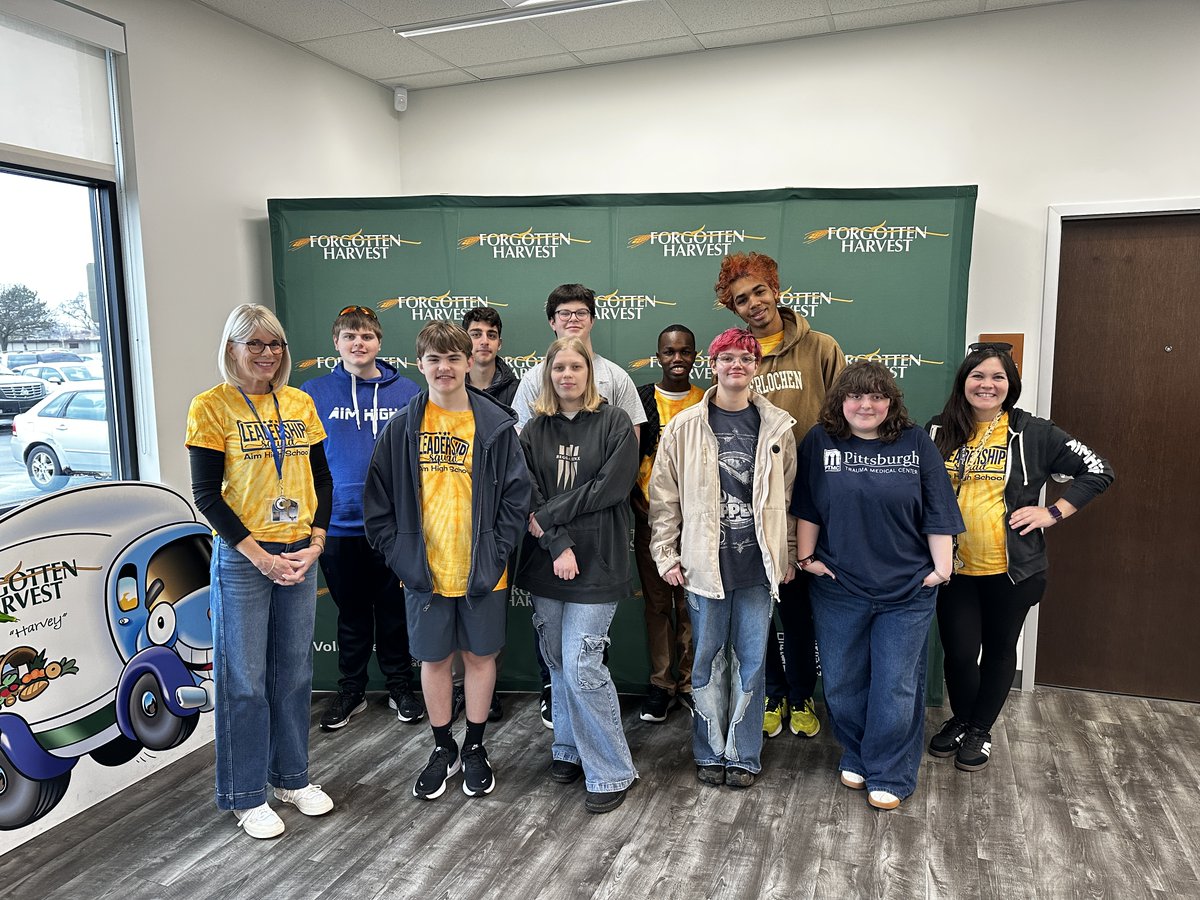 AimHighHawks's tweet photo. 🍇LEADERS &amp; SCHOLARS HELP AT FORGOTTEN HARVEST🍇

Our Hawks had an awesome time volunteering in Oak Park! They worked w/other volunteers from the community, packing boxes to donate to food pantries, homeless shelters and other organizations around Metro Detroit. https://t.co/OSMyXFV2L6