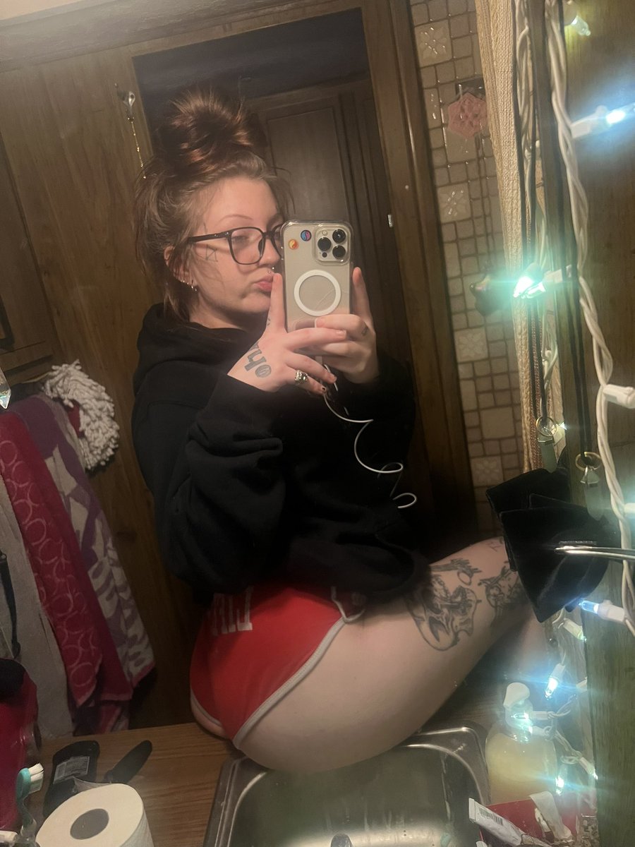 headspinqueen2's tweet photo. come buy content <3 #buyingcontent #findom #sellingcontent #femdom #feet #cuck #pawg #porn #toes https://t.co/nktiwoFSkV