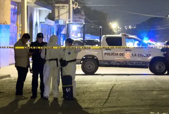 AbejorroMedia's tweet image. 🚨🚨🚨

Un menor de edad, identificado como Mateo, fue asesinado esta madrugada en el municipio de #Ecatepec, Estado de México.

De acuerdo con los primeros reportes, el pequeño intervino para proteger a su madre mientras era golpeada por su pareja. El agresor atacó al niño con