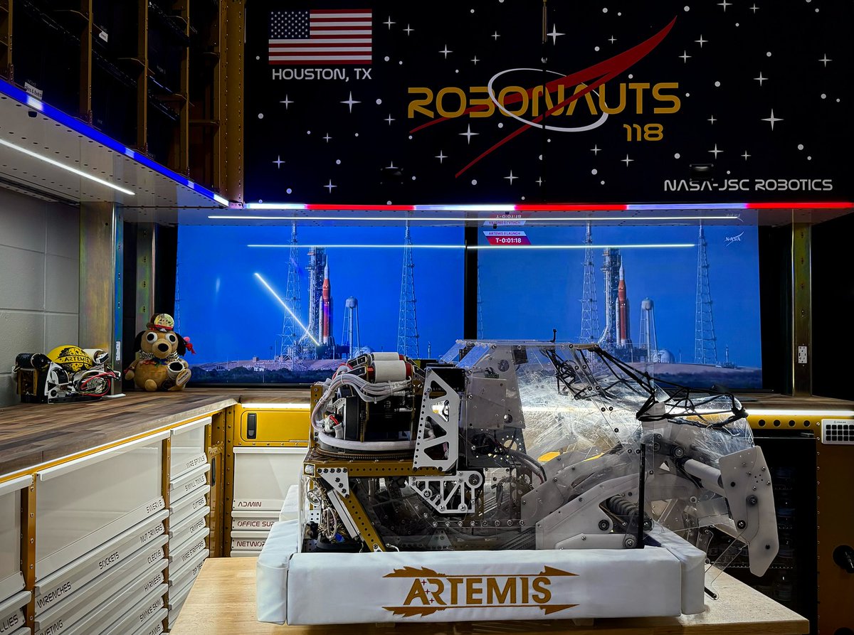 ClearCreekISD's tweet photo. WELCOMING H🌎ME @NASAArtemis II! CCISD joins our @NASA neighbors in celebrating this historic and successful mission back to the Moon. Our students and staff joined the excitement in unique ways, inspired by the spirit of exploration and discovery. #CCISDMOONWATCH #Artemis https://t.co/2U1TDYAY4P