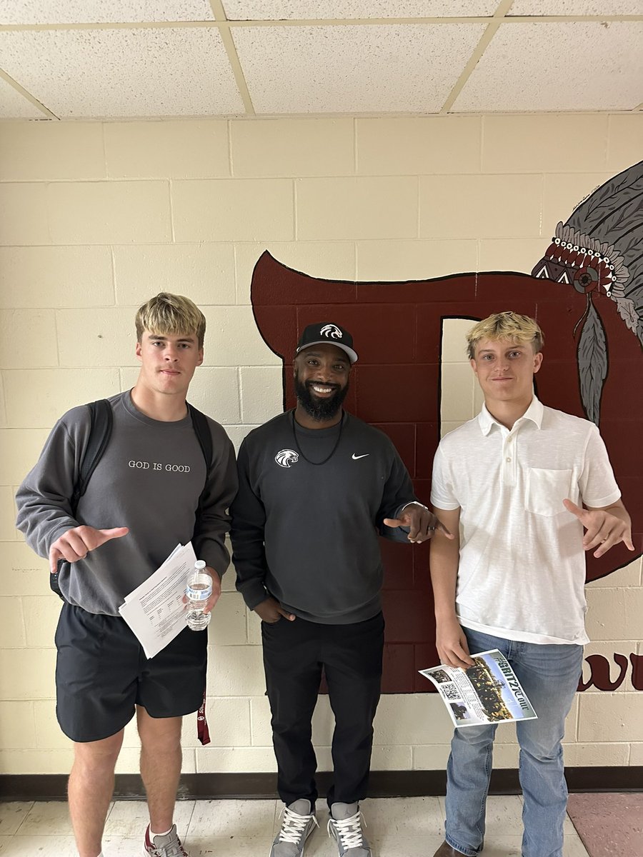 pocola_football's tweet photo. Big thanks to @NSU_Football for stopping by and checking in with our student athletes!!! #IndianPride #Pocola #OkPreps #GRIT27 #TheQuah @Tyjerrell3 @GainesDabin https://t.co/cY1yraXN3l