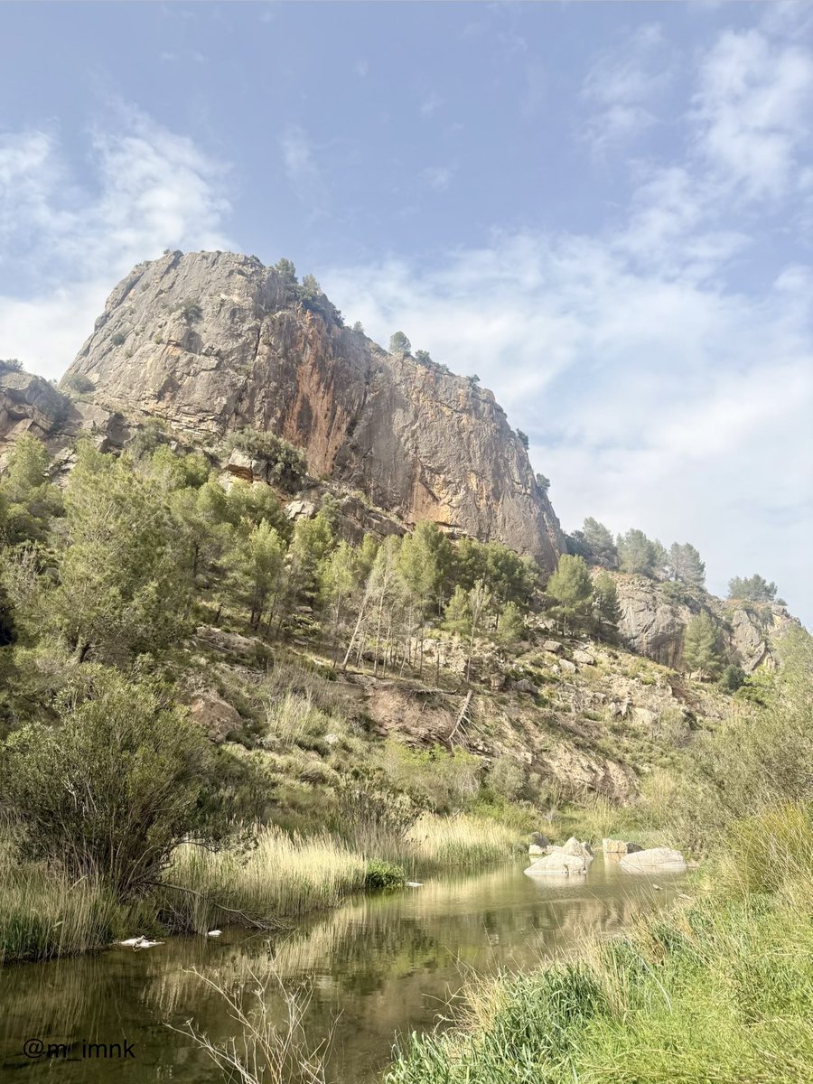 m_imnk's tweet photo. A stop on the way to Valencia to see this village and rocks #Jerica https://t.co/Jput5epWHk