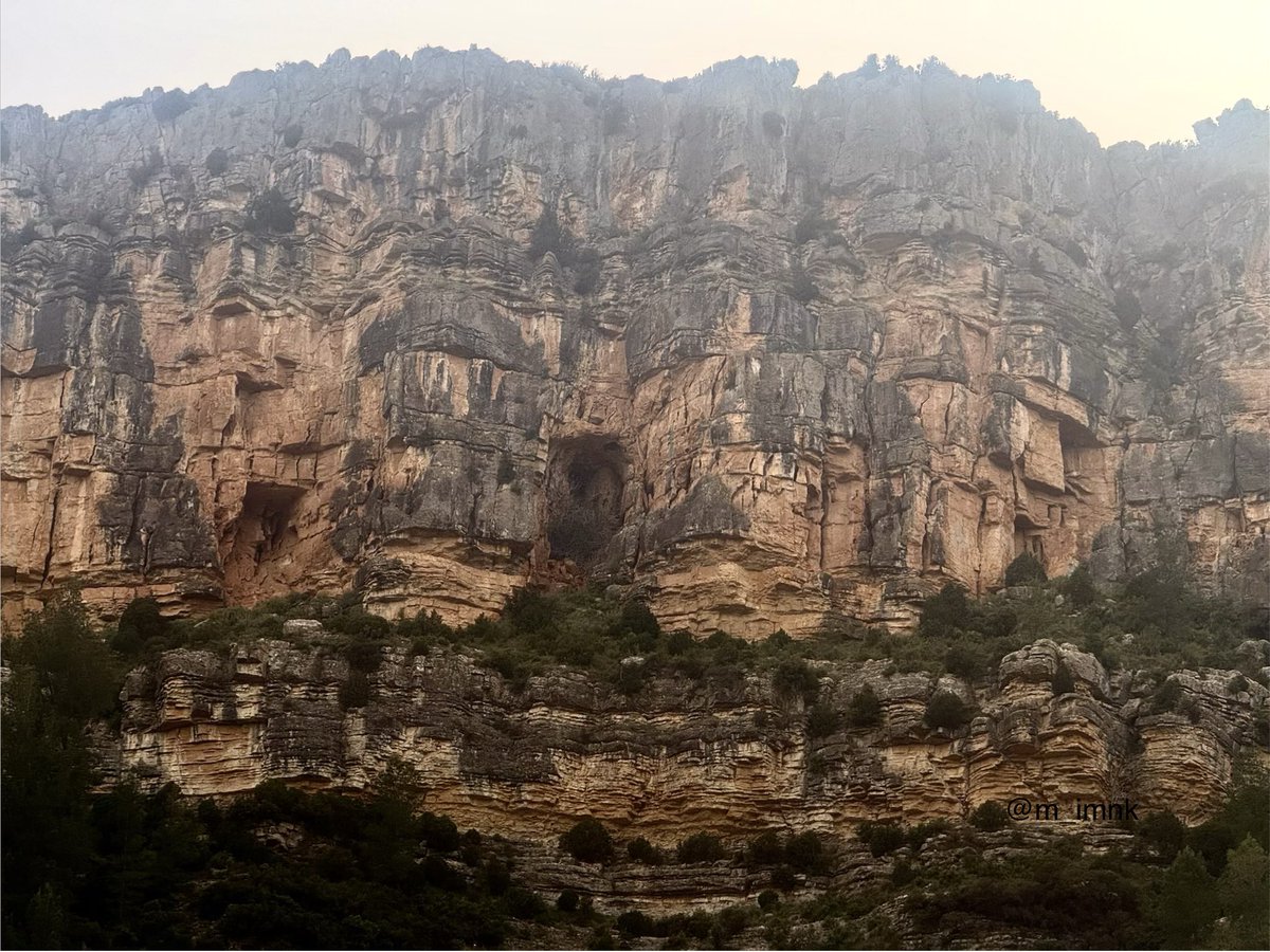 m_imnk's tweet photo. A stop on the way to Valencia to see this village and rocks #Jerica https://t.co/Jput5epWHk