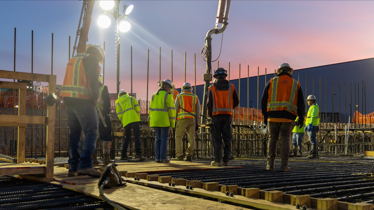 KairosPower's tweet image. 🏗️Construction crews from Kairos Power and Barnard were up at the crack of dawn placing concrete for the first section of our base mat foundation for Hermes 1 in Oak Ridge, Tennessee.

The base mat will be installed in sections over the coming months.

Once finished, it will