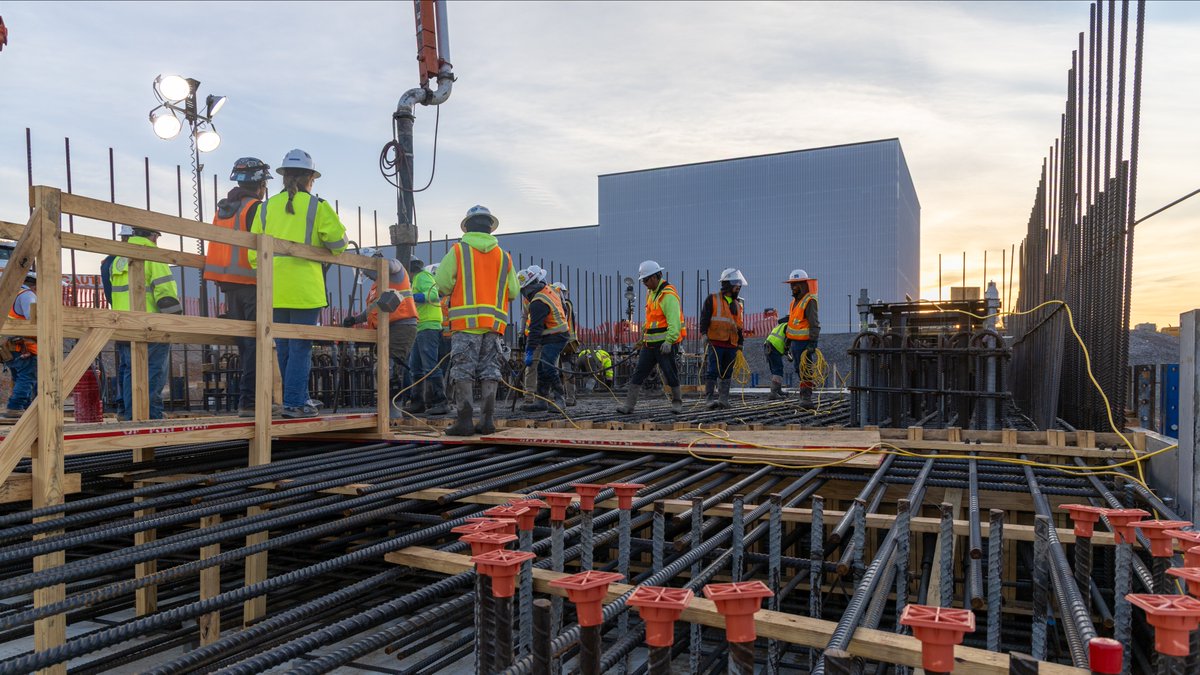 KairosPower's tweet image. 🏗️Construction crews from Kairos Power and Barnard were up at the crack of dawn placing concrete for the first section of our base mat foundation for Hermes 1 in Oak Ridge, Tennessee.

The base mat will be installed in sections over the coming months.

Once finished, it will