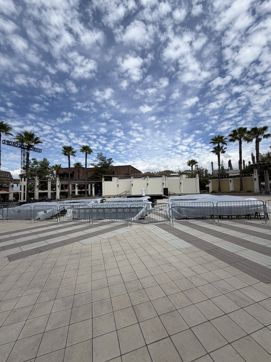 Looks like a special event is happening tonight in the plaza! ✨ <a href="/UniStudios/">Universal Studios Hollywood</a>