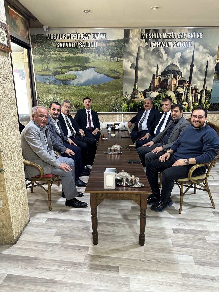 Genç Kaymakamımız Sayın Muhammet Güzel, İl Encümenimiz Sayın Nizamettin Barut, İl Başkan Yardımcımız Sayın Arif Andiç,Sayın Süleyman Sayın,Binyar dernek başkanımız Yakup Zazaoğlu ve dostlarımız ile keyifle sohbet ettik.Nezaketleri için teşekkür ediyorum.