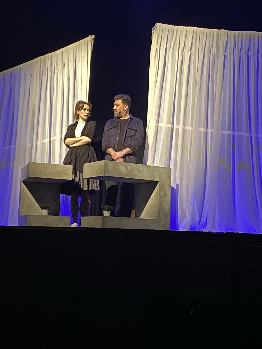 Leyla ile Mecnun Değil Tiyatro oyunundan. Kafa dağıtmak için ideal. Gidebilir mi evet 😎 Gitmezsen kayıp mı hayır 🤪