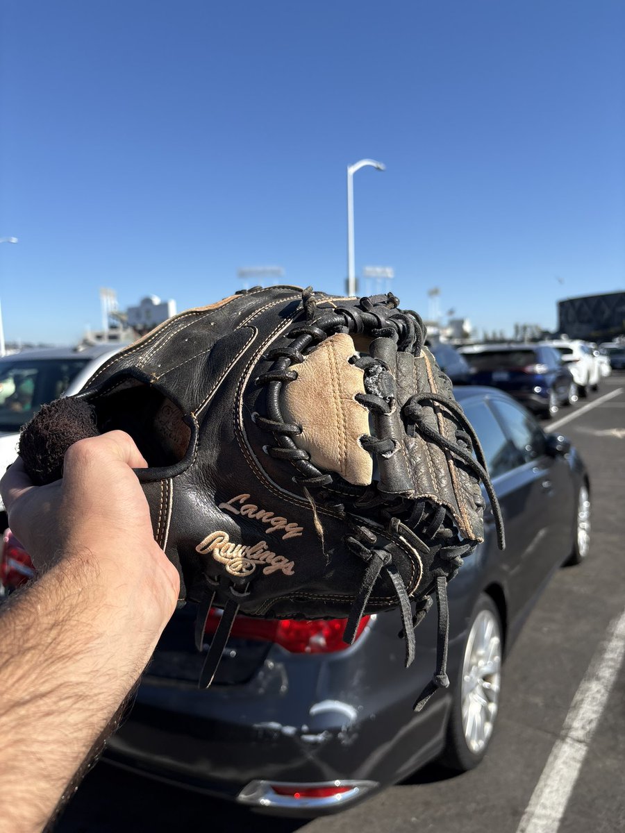 GrantMalmquist's tweet photo. @MLBNetwork @Athletics World class guy. I was at the last game in Oakland and he gave me his glove. https://t.co/PP8R7WkK26