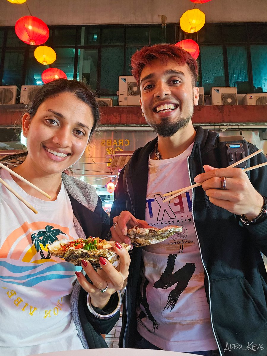 Albu_Kevs's tweet photo. There’s no better way to experience the city than standing in a crowded Hong Kong street market with a fresh oyster in hand.🥢🐚🤤

📍Temple Street, Hong Kong 🇭🇰 https://t.co/CTaeBdtE8R