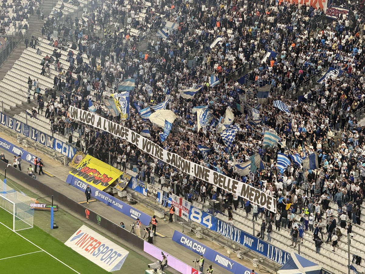 juste_logo's tweet photo. Décidément, il ne passe pas, mais alors pas du tout le nouveau logo de l'OM, chez les supporters. #OMFCM https://t.co/iU5a8uwInS