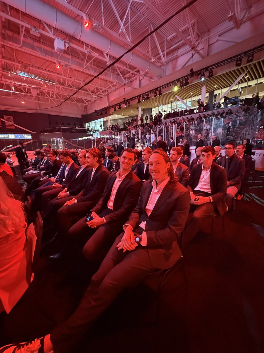 NHLBlackhawks's tweet photo. hello Hawks!👋 https://t.co/Rsgpzr95TL