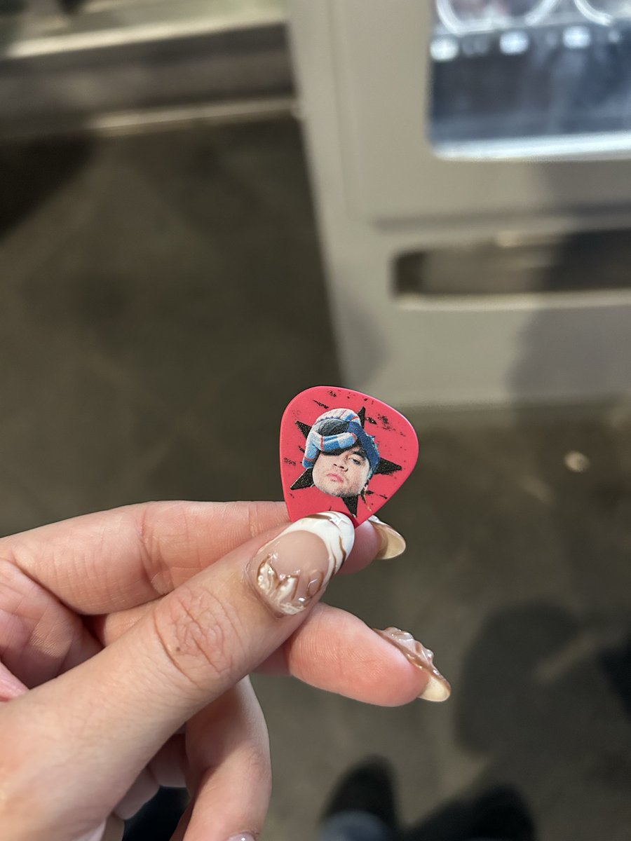 complexitymads's tweet photo. CALUM TOUCHED MY HAND AND GAVE ME A GUITAR PICK AS A CALUM GIRLY IM NOT OK #EASAmsterdam https://t.co/TTCi1FAJSC