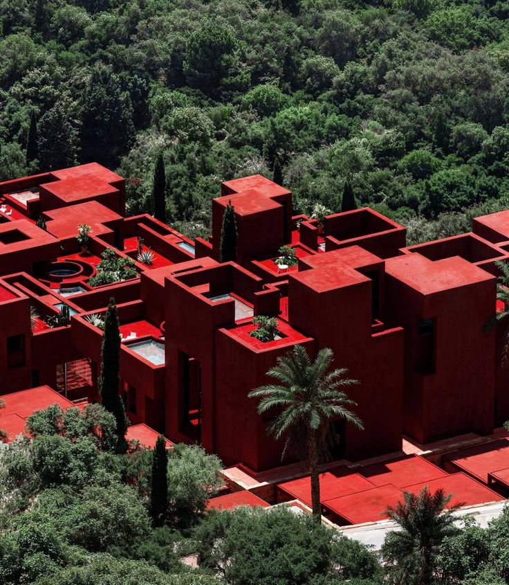 La Muralla Roja, Spain