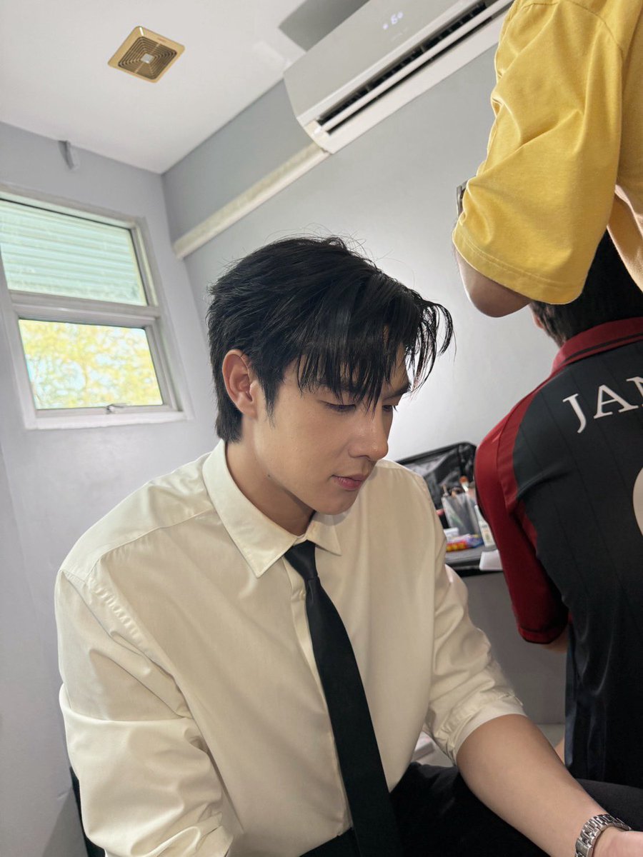 npblent's tweet image. 🚨 Novas fotos das gravações do BL Don't Be Too Emotional foram divulgadas, com Tee Boonyakait e Heng Thatpong como protagonistas.

Na história, Jenn Alee conhece Jane Patrick, um demônio misterioso com o poder de realizar qualquer desejo… mas cada desejo pode ter um preço