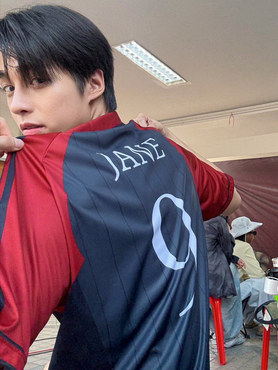 npblent's tweet image. 🚨 Novas fotos das gravações do BL Don't Be Too Emotional foram divulgadas, com Tee Boonyakait e Heng Thatpong como protagonistas.

Na história, Jenn Alee conhece Jane Patrick, um demônio misterioso com o poder de realizar qualquer desejo… mas cada desejo pode ter um preço