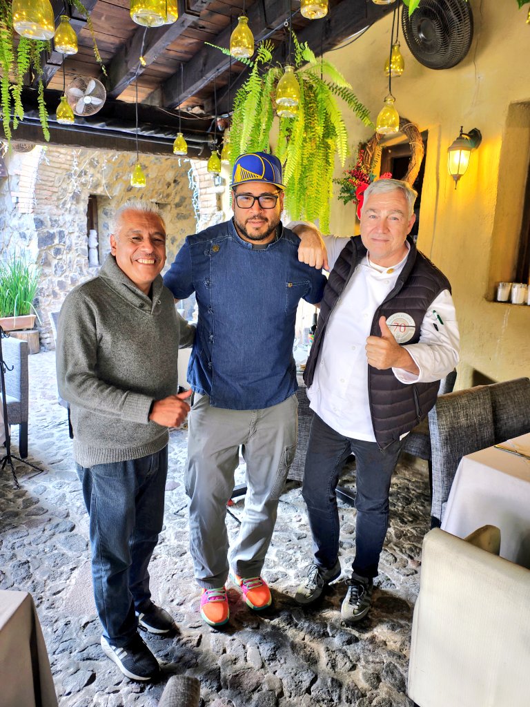 rubencronicas's tweet image. Grandes destinos se disfrutan con grandes amigos, y además excepcionales profesionales de la cocina que hacen de @valquirico #tlaxcala un sitio de sabores que quedan en la memoria y en el corazón.
#valquirico #chefs #cocineros #italia