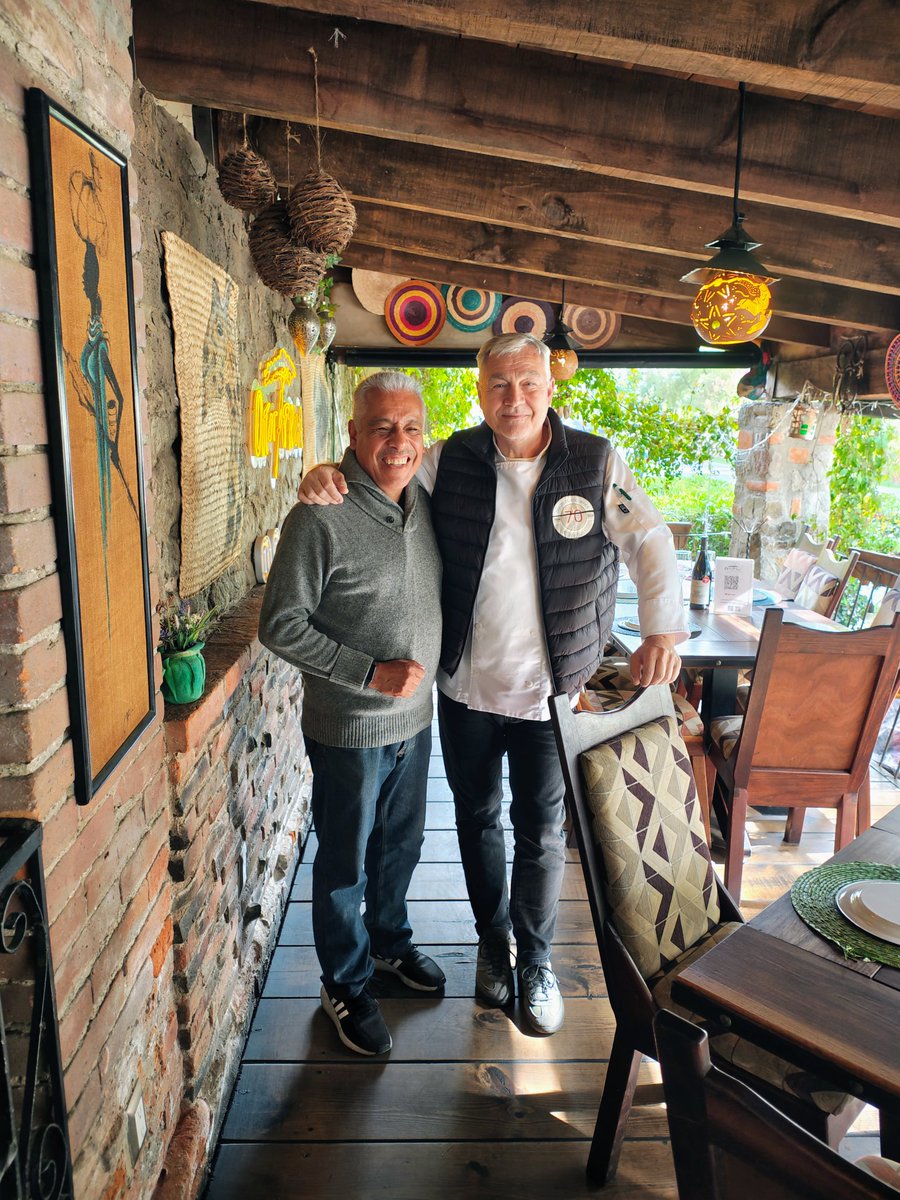rubencronicas's tweet image. Grandes destinos se disfrutan con grandes amigos, y además excepcionales profesionales de la cocina que hacen de @valquirico #tlaxcala un sitio de sabores que quedan en la memoria y en el corazón.
#valquirico #chefs #cocineros #italia