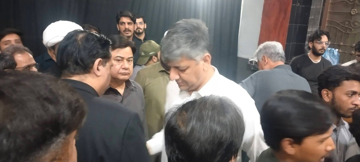 پاکستان مسلم لیگ (ن) کے مرکزی رہنما و سابق وفاقی وزیر انجینئر خرم دستگیر خان امام بارگاہ جاگیر علی اکبر سول لائن میں سید علی رضا رضوی اور سید حسن رضا رضوی کی والدہ کے نماز جنازہ میں شریک ہیں۔