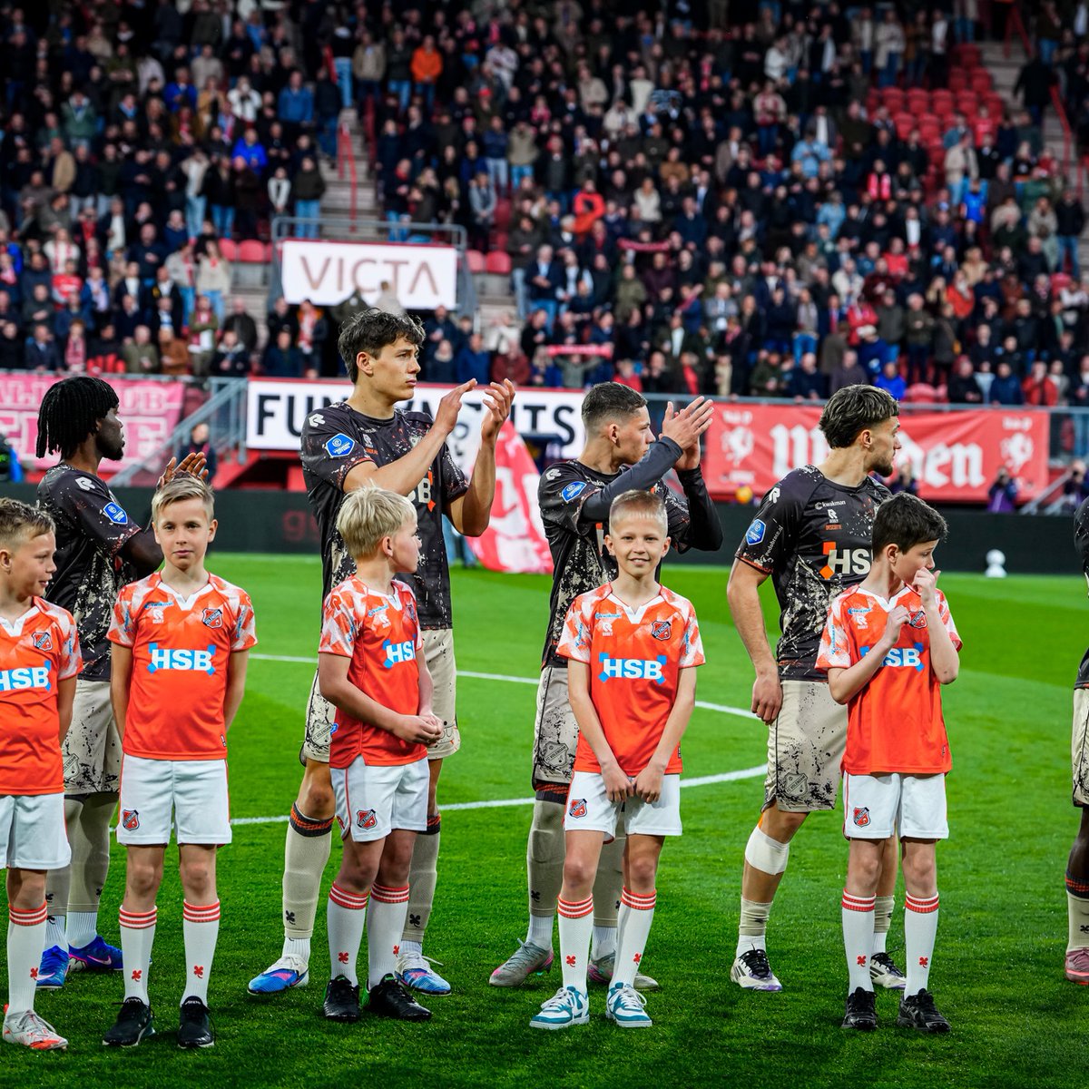 fcvolendam's tweet photo. π΄βͺ β β«βͺ
π Gefeliciteerd met je basisdebuut, Luca!
π€ Hoe vonden jullie het opreden van Blondeau?
#TWEVOL | #WΓͺiBinneVΓ²lledam https://t.co/wdyNTcekvz