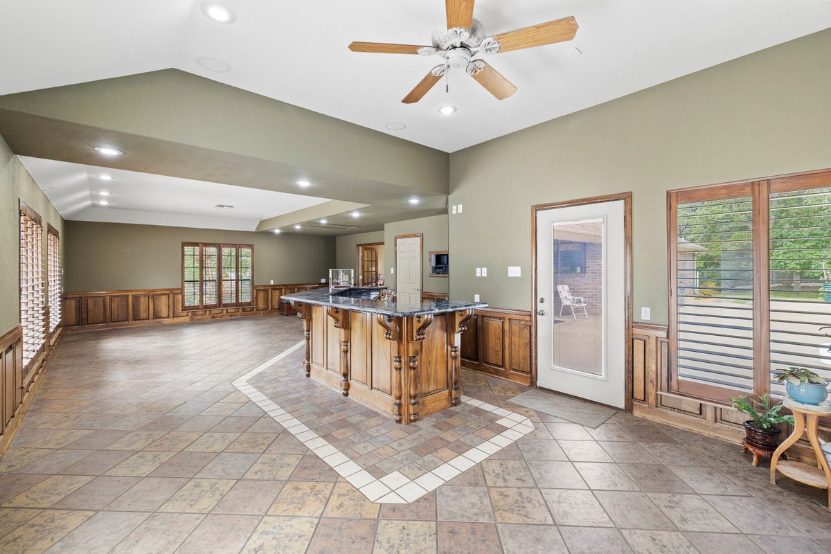 Tilmonmedia's tweet image. POV: You said you were “just browsing Zillow” and now you’re mentally moving into this Longview house. 🏡😂

Shot this one to make sure it looks as good online as it does in person.

You’re welcome.

#ZillowScrolling #HouseHunting #LongviewTX #RealEstateLife #TilmonMedia