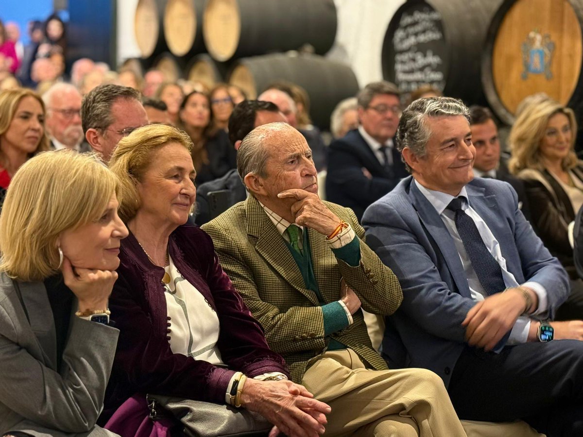 antoniosanz's tweet image. 🏅 Hoy es un día para reconocer una trayectoria ejemplar.

Una forma de hacer política desde el trabajo discreto, el compañerismo y el amor por su ciudad, #Jerez. Toda una vida de compromiso y lealtad.

Gracias, Aurelio Romero, por tu dedicación, tu honestidad y tu forma de