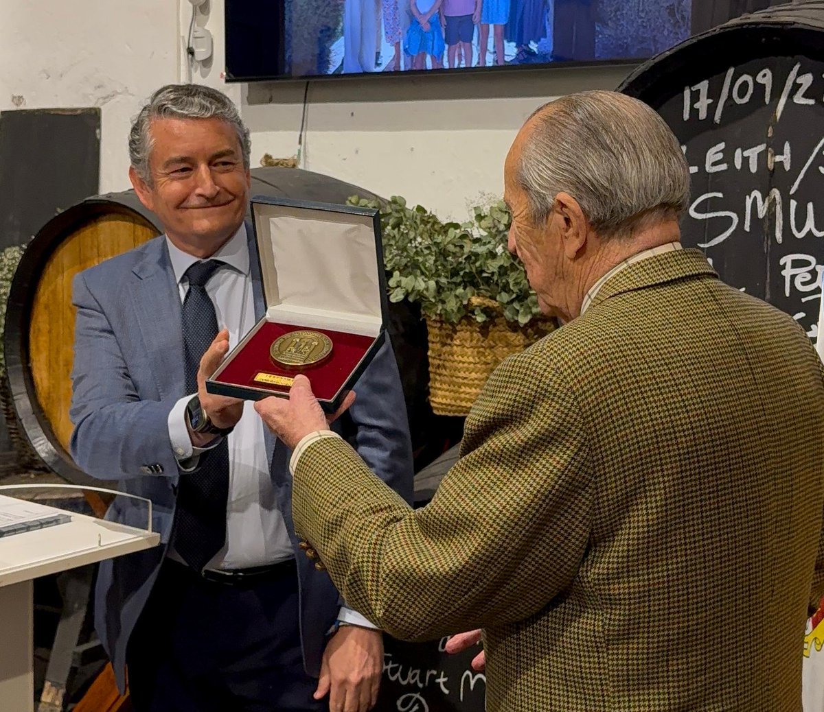 antoniosanz's tweet image. 🏅 Hoy es un día para reconocer una trayectoria ejemplar.

Una forma de hacer política desde el trabajo discreto, el compañerismo y el amor por su ciudad, #Jerez. Toda una vida de compromiso y lealtad.

Gracias, Aurelio Romero, por tu dedicación, tu honestidad y tu forma de