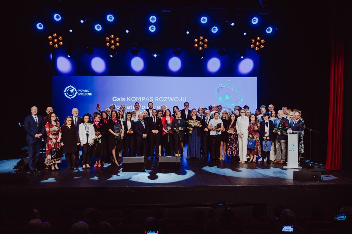 PPolicki's tweet photo. Za nami gala „Kompas Rozwoju Powiatu Polickiego” 🧭✨ Wyróżniliśmy osoby i organizacje realnie wspierające rozwój regionu. Gratulacje dla wszystkich laureatów i dziękujemy za Wasz wkład w życie Powiatu Polickiego 👏 #PowiatPolicki #KompasRozwoju https://t.co/zW5mIzDqFz