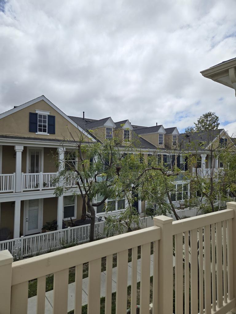 SusanLDorazio's tweet image. Welcome to the weekend 🤍

#FriYAY #ThatFridayFeeling #WeekendVibes #WelcomeToTheWeekend #CheersToTheWeekend #LoveWhereILive #LifeOnTheBalcony